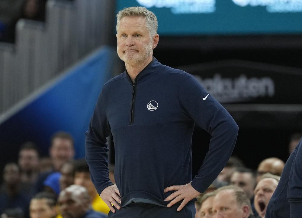 多人对他在 多人对他在